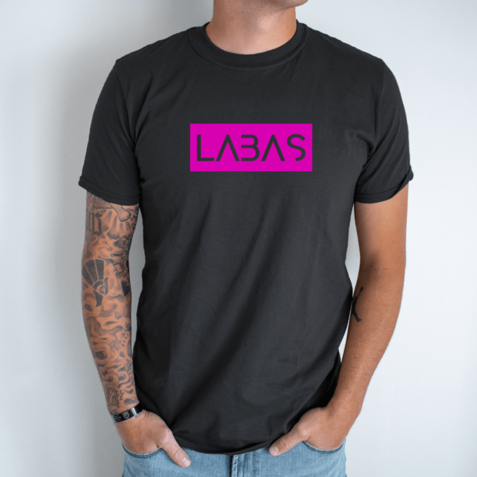 Unisex marškinėliai su spauda „Rožinis užrašas LABAS“ - Image 9