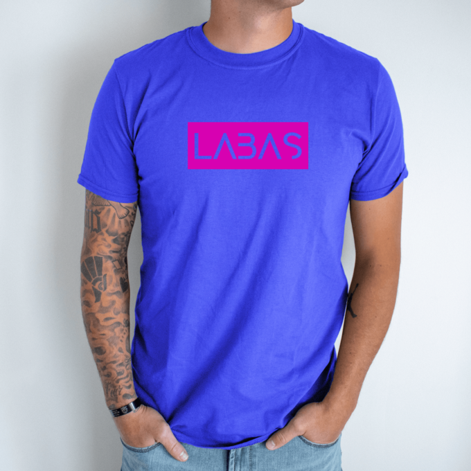 Unisex marškinėliai su spauda „Rožinis užrašas LABAS“ - Image 7