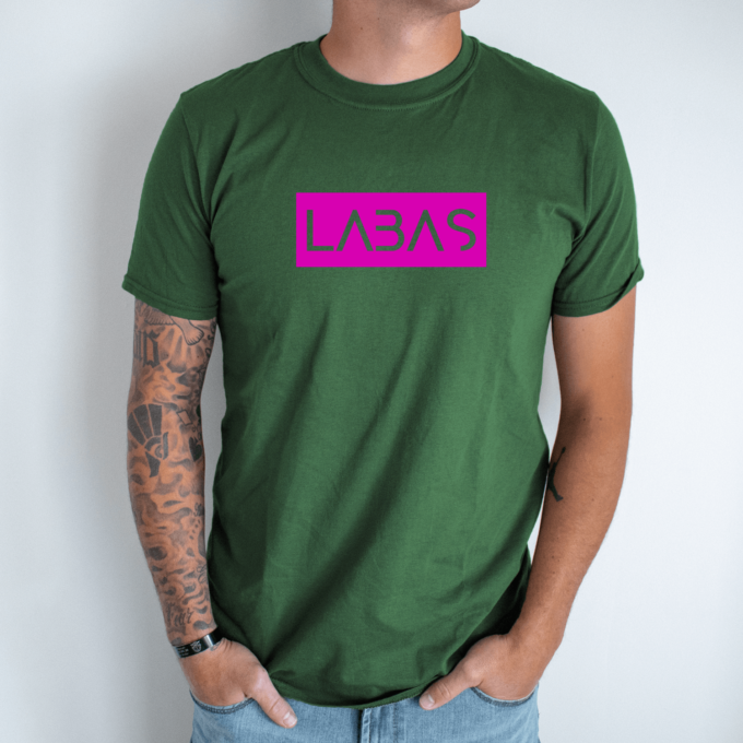 Unisex marškinėliai su spauda „Rožinis užrašas LABAS“ - Image 5