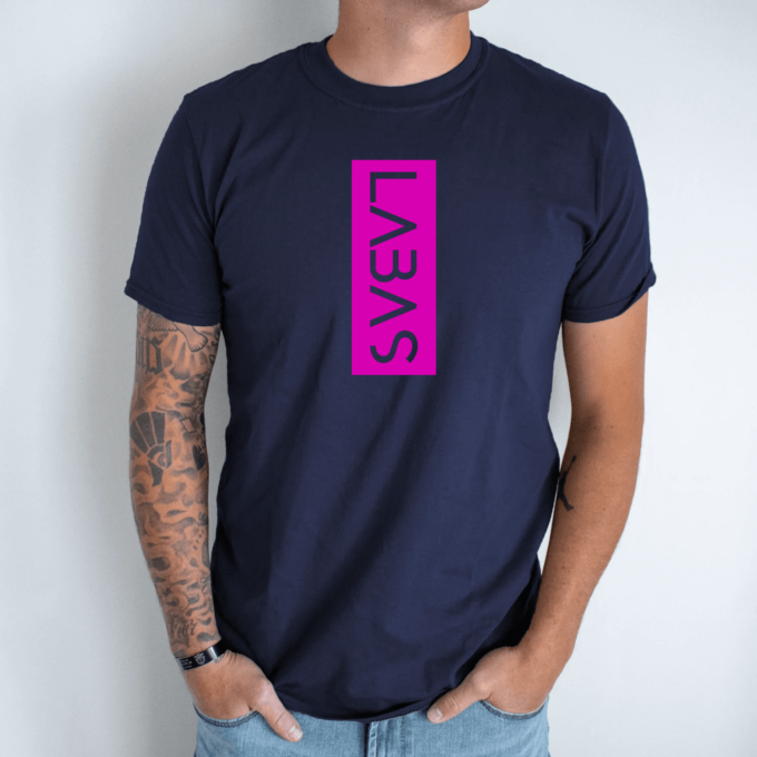 Unisex marškinėliai su spauda „Vertikalus rožinis užrašas LABAS“ - Image 10