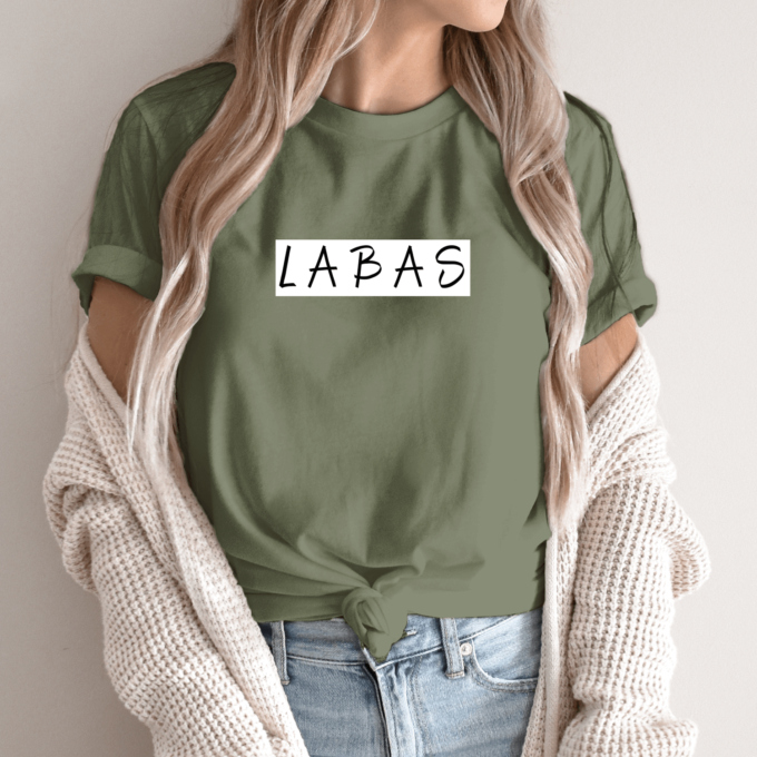 Unisex marškinėliai su spauda „Baltai juodas užrašas LABAS“ - Image 5