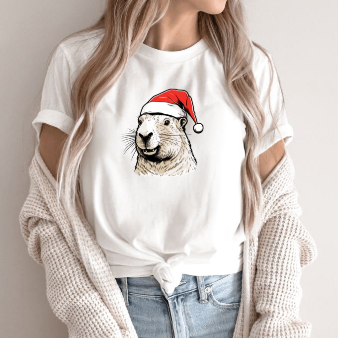 Unisex marškinėliai su spauda „Capybara su kalėdine kepure“ - Image 14