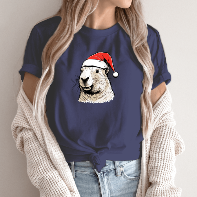 Unisex marškinėliai su spauda „Capybara su kalėdine kepure“ - Image 9