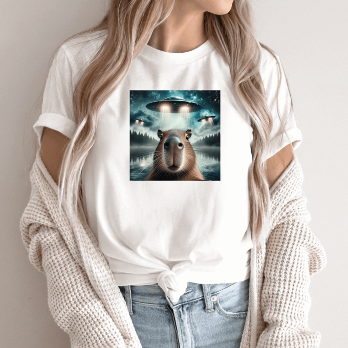 Unisex marškinėliai su spauda „Capybara tarp ateivių“ - Image 11