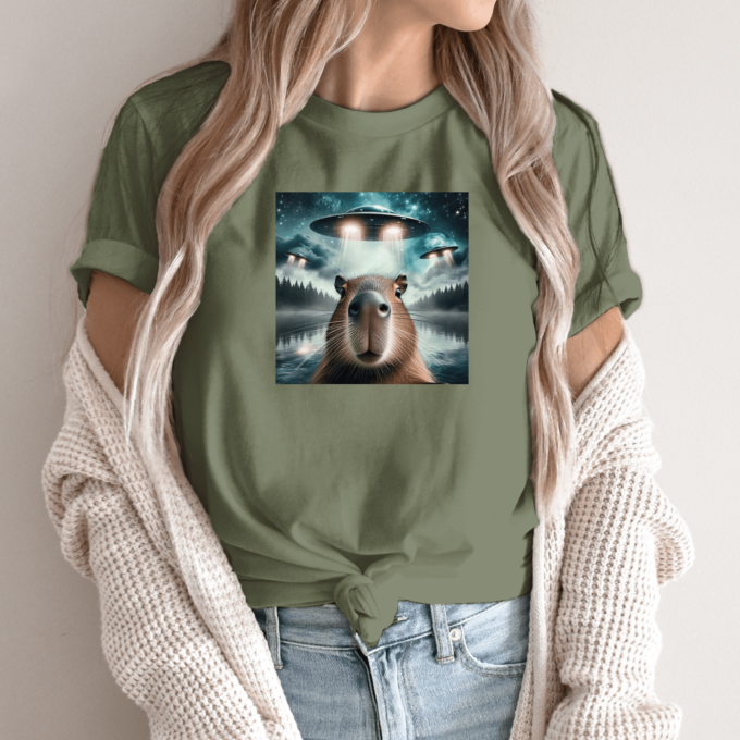 Unisex marškinėliai su spauda „Capybara tarp ateivių“ - Image 12