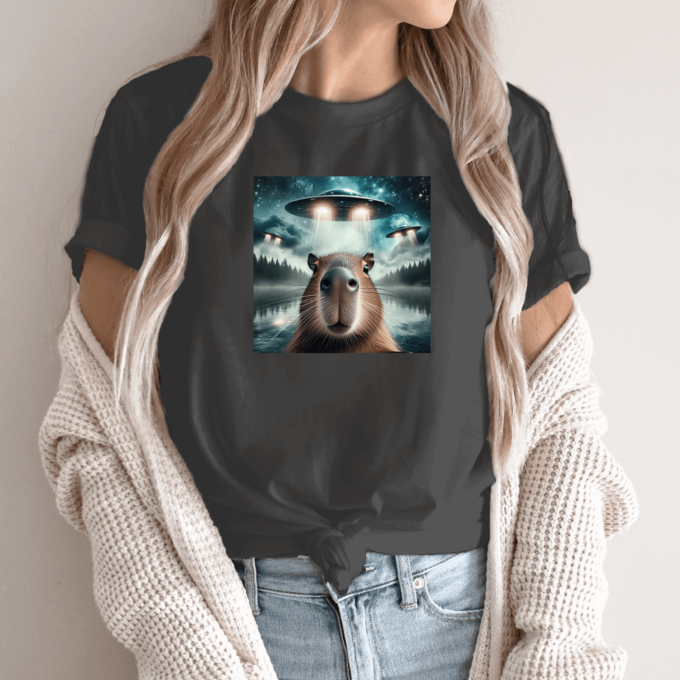 Unisex marškinėliai su spauda „Capybara tarp ateivių“ - Image 10