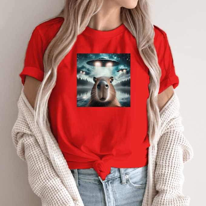 Unisex marškinėliai su spauda „Capybara tarp ateivių“ - Image 9