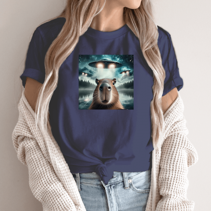 Unisex marškinėliai su spauda „Capybara tarp ateivių“ - Image 14