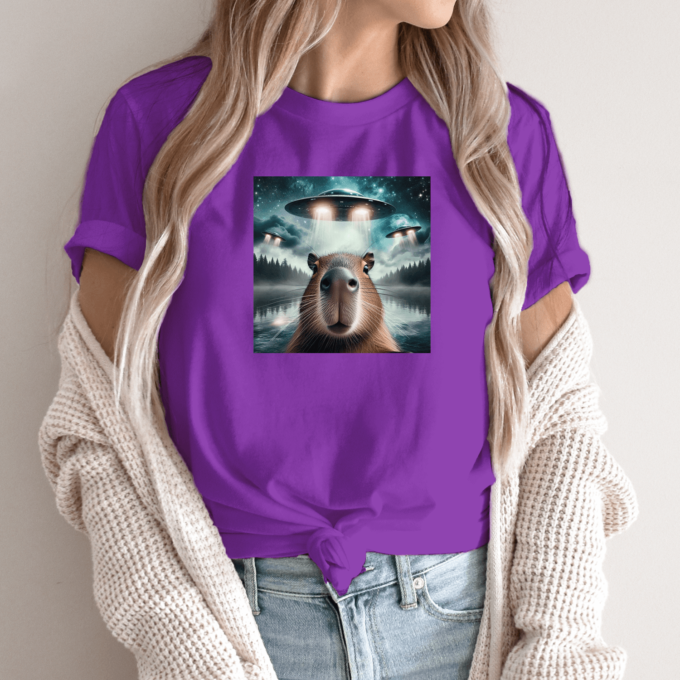 Unisex marškinėliai su spauda „Capybara tarp ateivių“ - Image 13