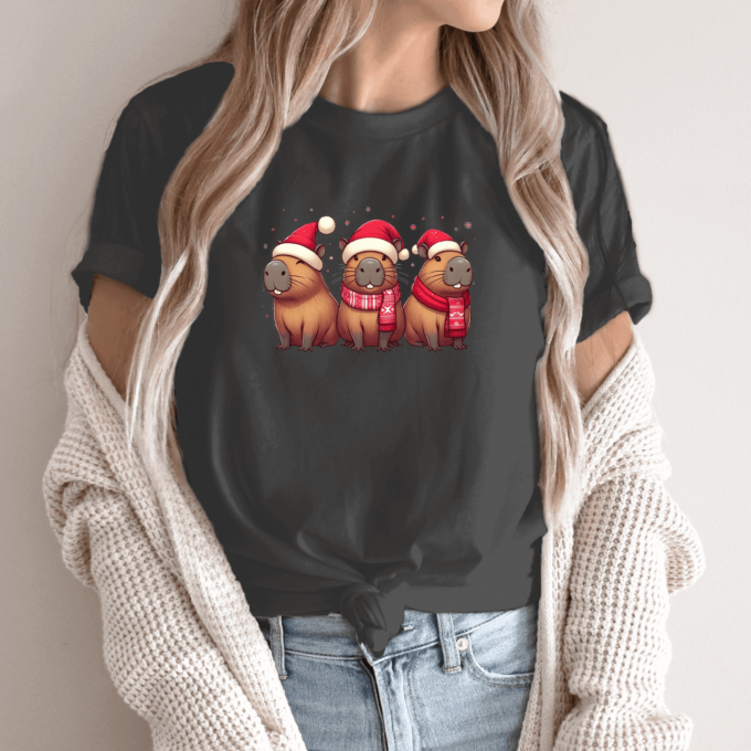 Unisex marškinėliai su spauda „Capybara Kalėdos“ - Image 12