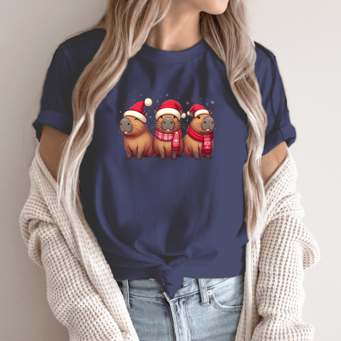 Unisex marškinėliai su spauda „Capybara Kalėdos“ - Image 9