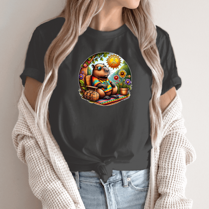 Unisex marškinėliai su spauda „Capybara hipis“ - Image 10