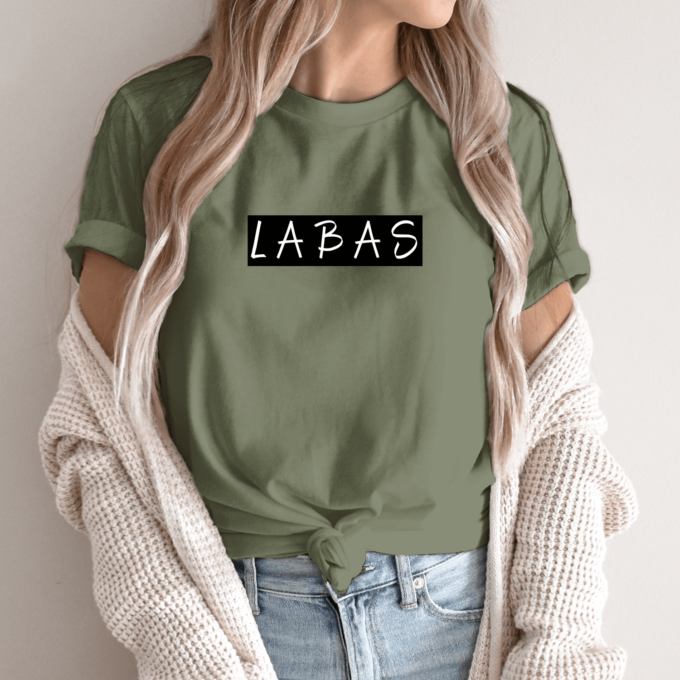 Unisex marškinėliai su spauda „Juodai baltas užrašas LABAS“ - Image 4