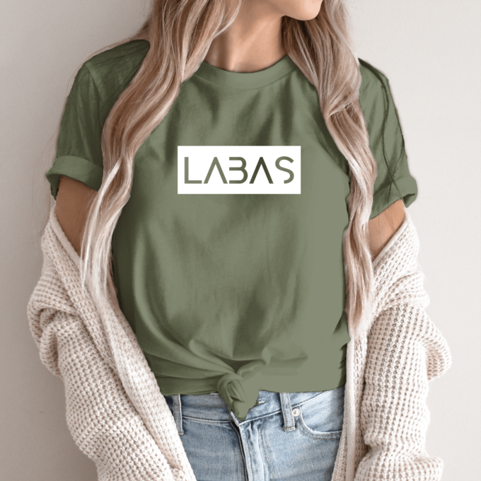 Unisex marškinėliai su spauda „Baltas užrašas LABAS“ - Image 6