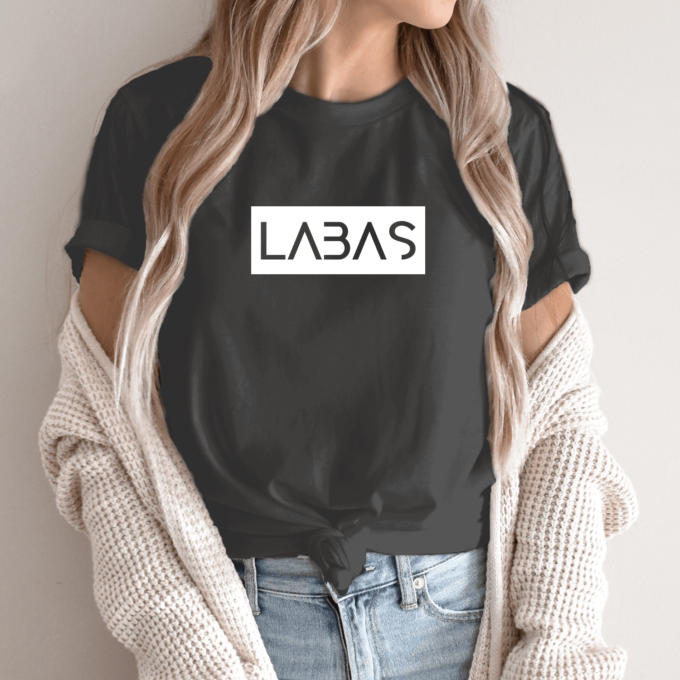 Unisex marškinėliai su spauda „Baltas užrašas LABAS“ - Image 5