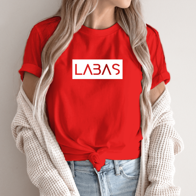 Unisex marškinėliai su spauda „Baltas užrašas LABAS“ - Image 4