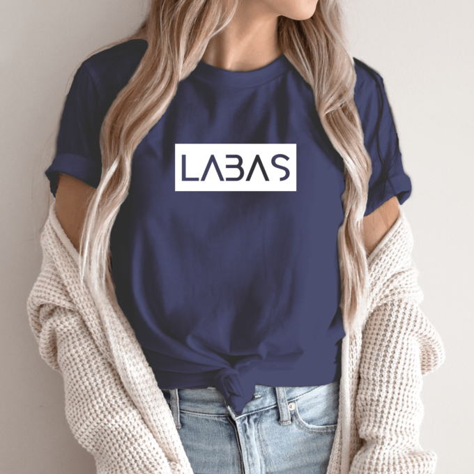 Unisex marškinėliai su spauda „Baltas užrašas LABAS“ - Image 3