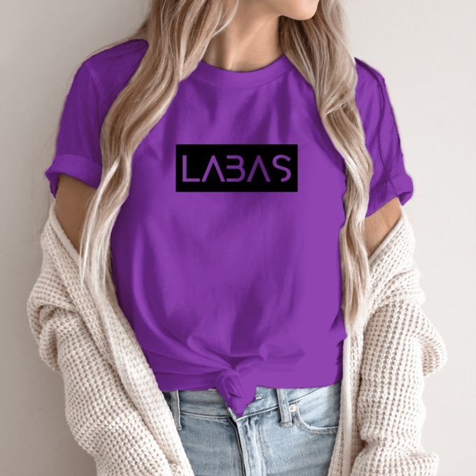 Unisex marškinėliai su spauda „Juodas užrašas LABAS“ - Image 7