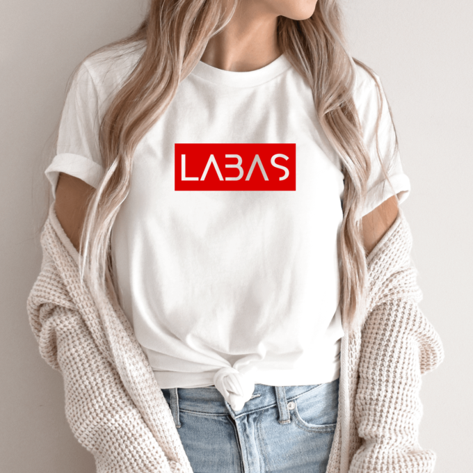 Unisex marškinėliai su spauda „Raudonas užrašas Labas“ - Image 11