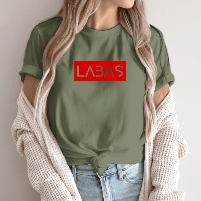 Unisex marškinėliai su spauda „Raudonas užrašas Labas“ - Image 10
