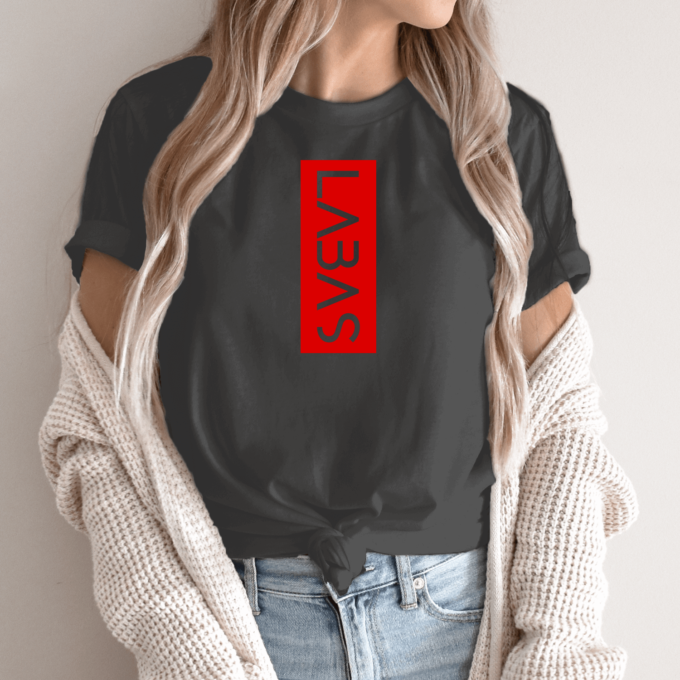 Unisex marškinėliai su spauda „Vertikalus raudonas užrašas Labas“ - Image 11