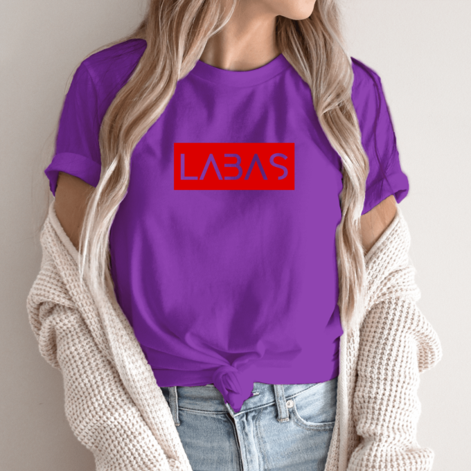 Unisex marškinėliai su spauda „Raudonas užrašas Labas“ - Image 8