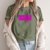 Unisex marškinėliai su spauda „Rožinis užrašas LABAS“ - Image 8