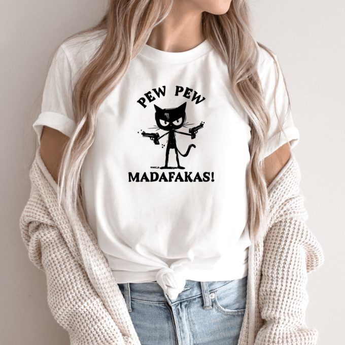 Unisex marškinėliai su spauda „Pew Pew katinas“ - Image 14
