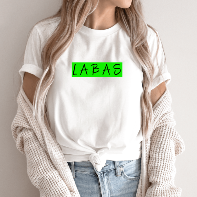 Unisex marškinėliai su spauda „Salotinis juodas užrašas Labas“ - Image 14