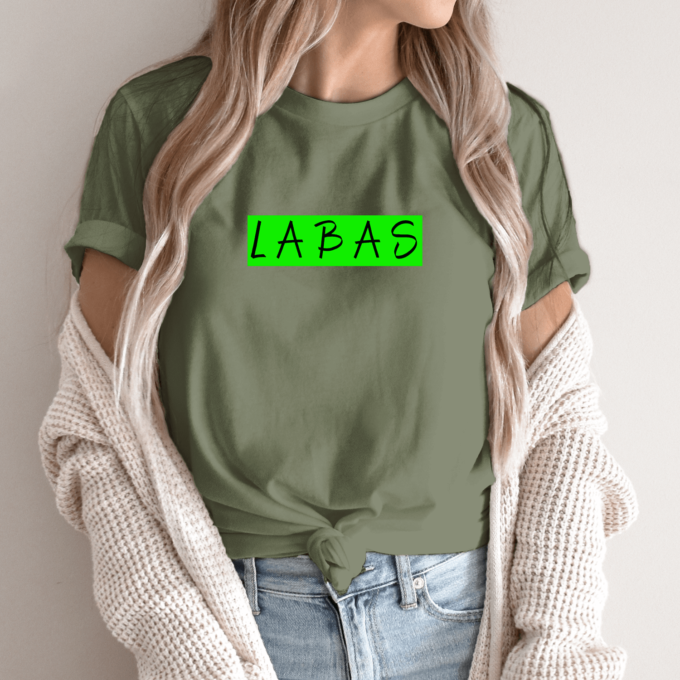 Unisex marškinėliai su spauda „Salotinis juodas užrašas Labas“ - Image 13