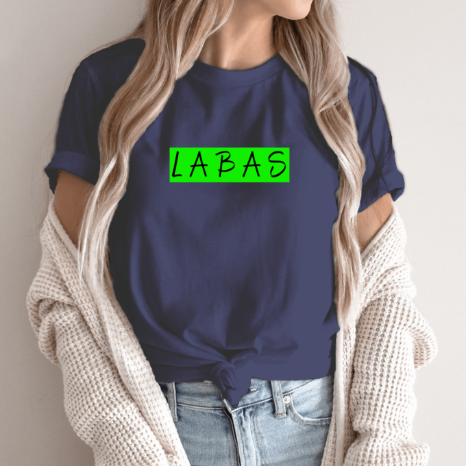Unisex marškinėliai su spauda „Salotinis juodas užrašas Labas“ - Image 10