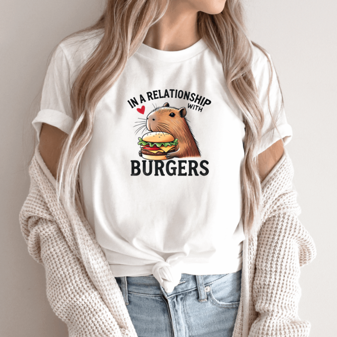 Unisex marškinėliai su spauda „Santykiuose su burgeriu“ - Image 2