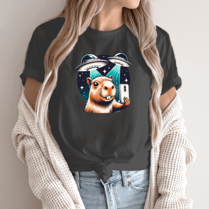 Unisex marškinėliai su spauda „Capybara selfie“ - Image 12