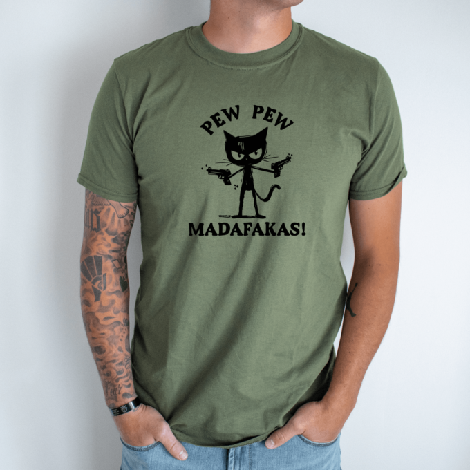 Unisex marškinėliai su spauda „Pew Pew katinas“ - Image 7