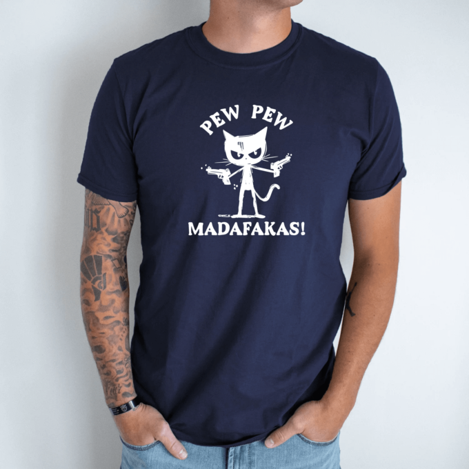 Unisex marškinėliai su spauda „Pew Pew katinas“ - Image 4