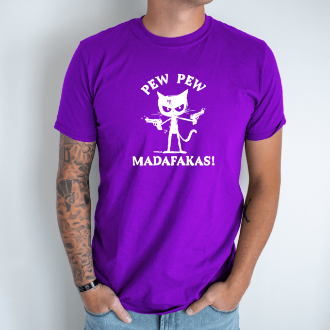 Unisex marškinėliai su spauda „Pew Pew katinas“ - Image 2