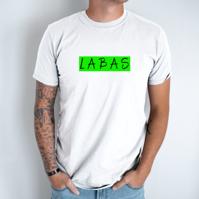 Unisex marškinėliai su spauda „Salotinis juodas užrašas Labas“ - Image 8