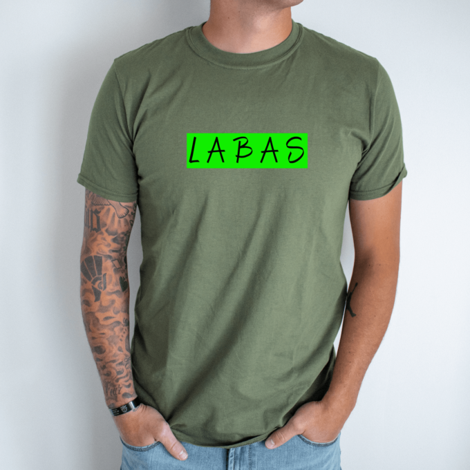 Unisex marškinėliai su spauda „Salotinis juodas užrašas Labas“ - Image 7
