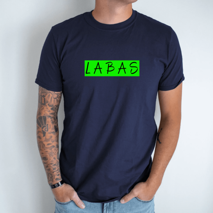 Unisex marškinėliai su spauda „Salotinis juodas užrašas Labas“ - Image 4