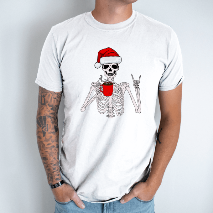 Unisex marškinėliai su spauda „Kalėdinis skeletas“ - Image 2