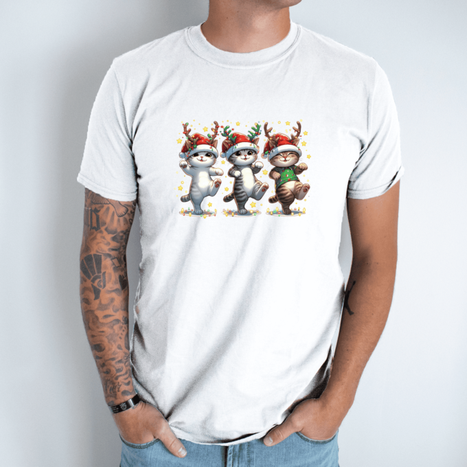 Unisex marškinėliai su spauda „Trys Kalėdiniai kačiukai“ - Image 7