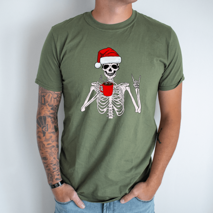 Unisex marškinėliai su spauda „Kalėdinis skeletas“ - Image 6