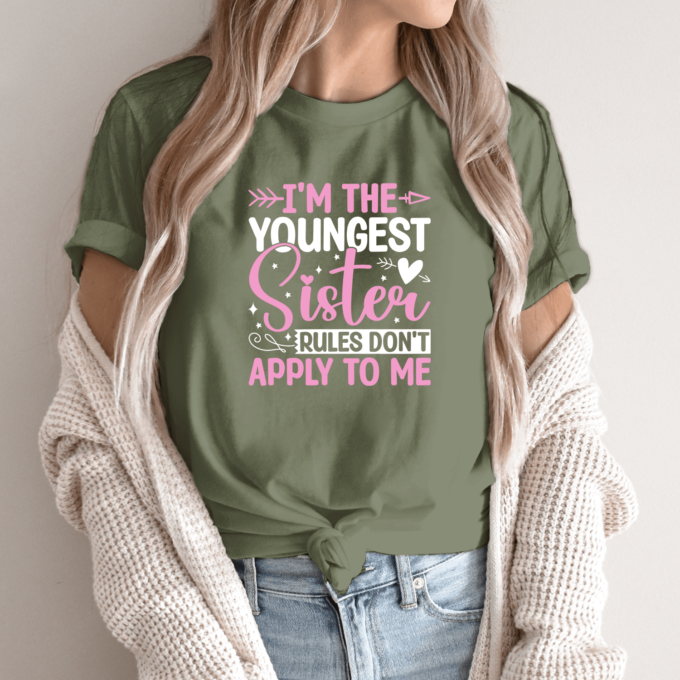 Unisex marškinėliai su spauda „Youngest sister“ - Image 2