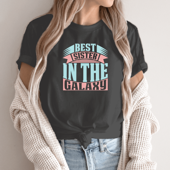 Unisex marškinėliai su spauda „Best sister in the galaxy“ - Image 4