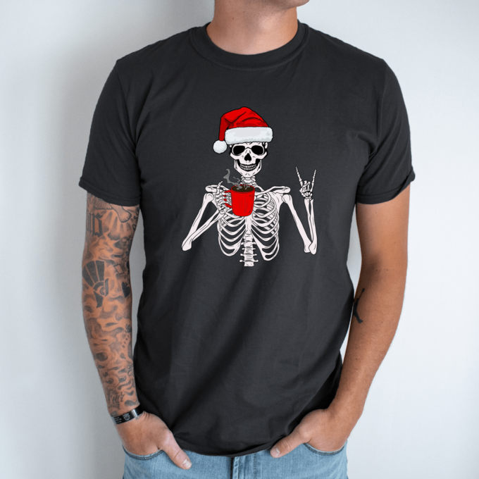 Unisex marškinėliai su spauda „Kalėdinis skeletas“ - Image 3