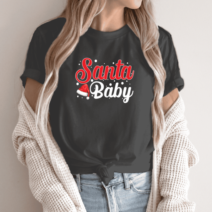 Unisex marškinėliai su spauda „Santa baby“ - Image 4