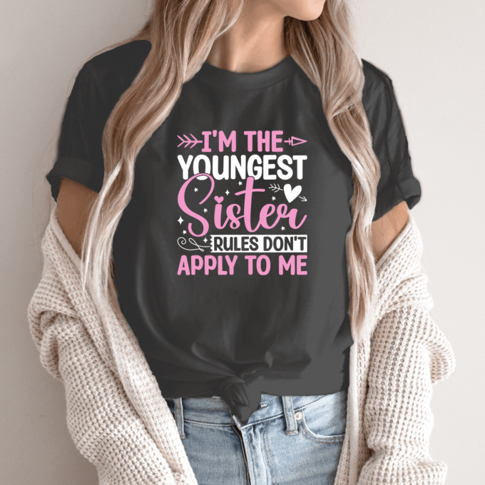 Unisex marškinėliai su spauda „Youngest sister“ - Image 5