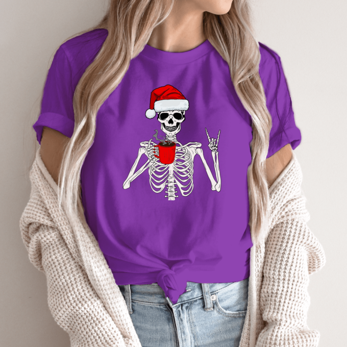 Unisex marškinėliai su spauda „Kalėdinis skeletas“ - Image 9