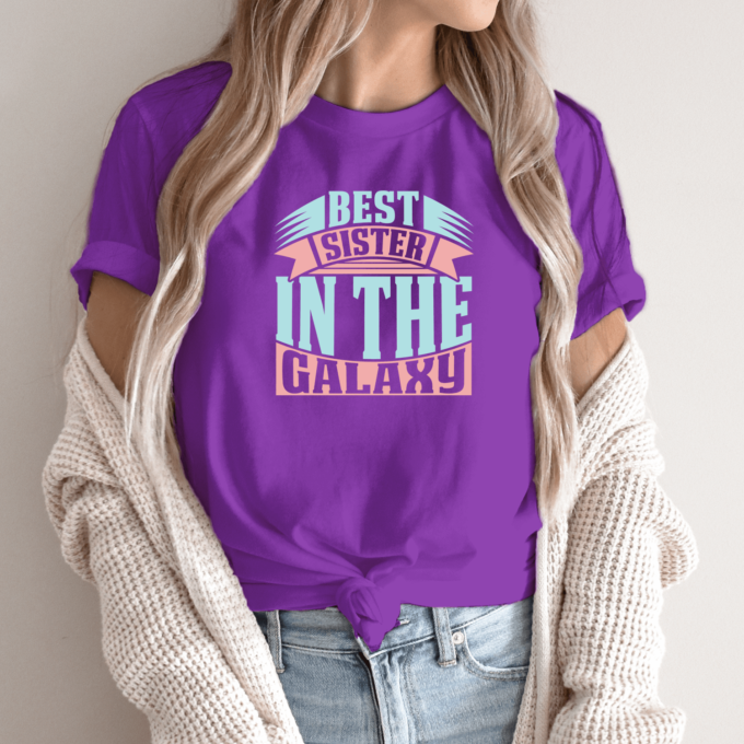 Unisex marškinėliai su spauda „Best sister in the galaxy“ - Image 2