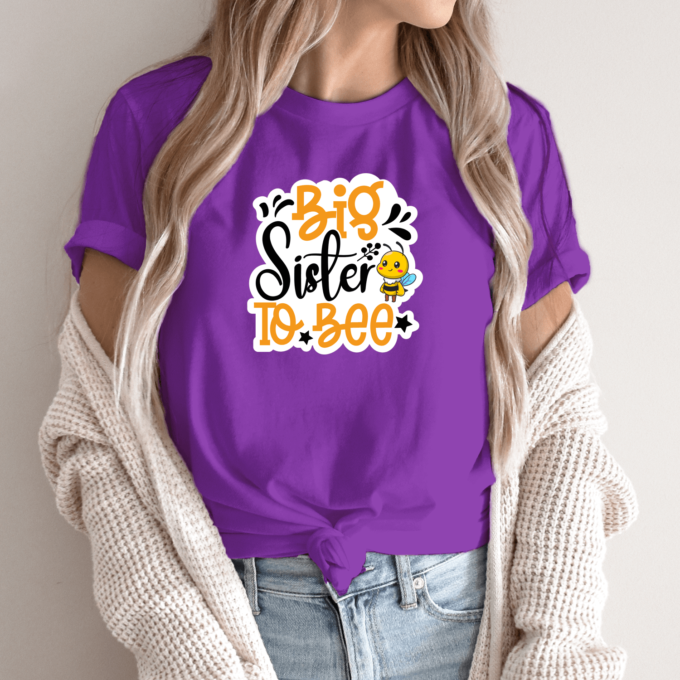 Unisex marškinėliai su spauda „Big sister to bee“ - Image 2